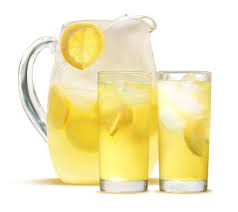 فوائد خلط الماء مع الليمون و تناوله صباحا