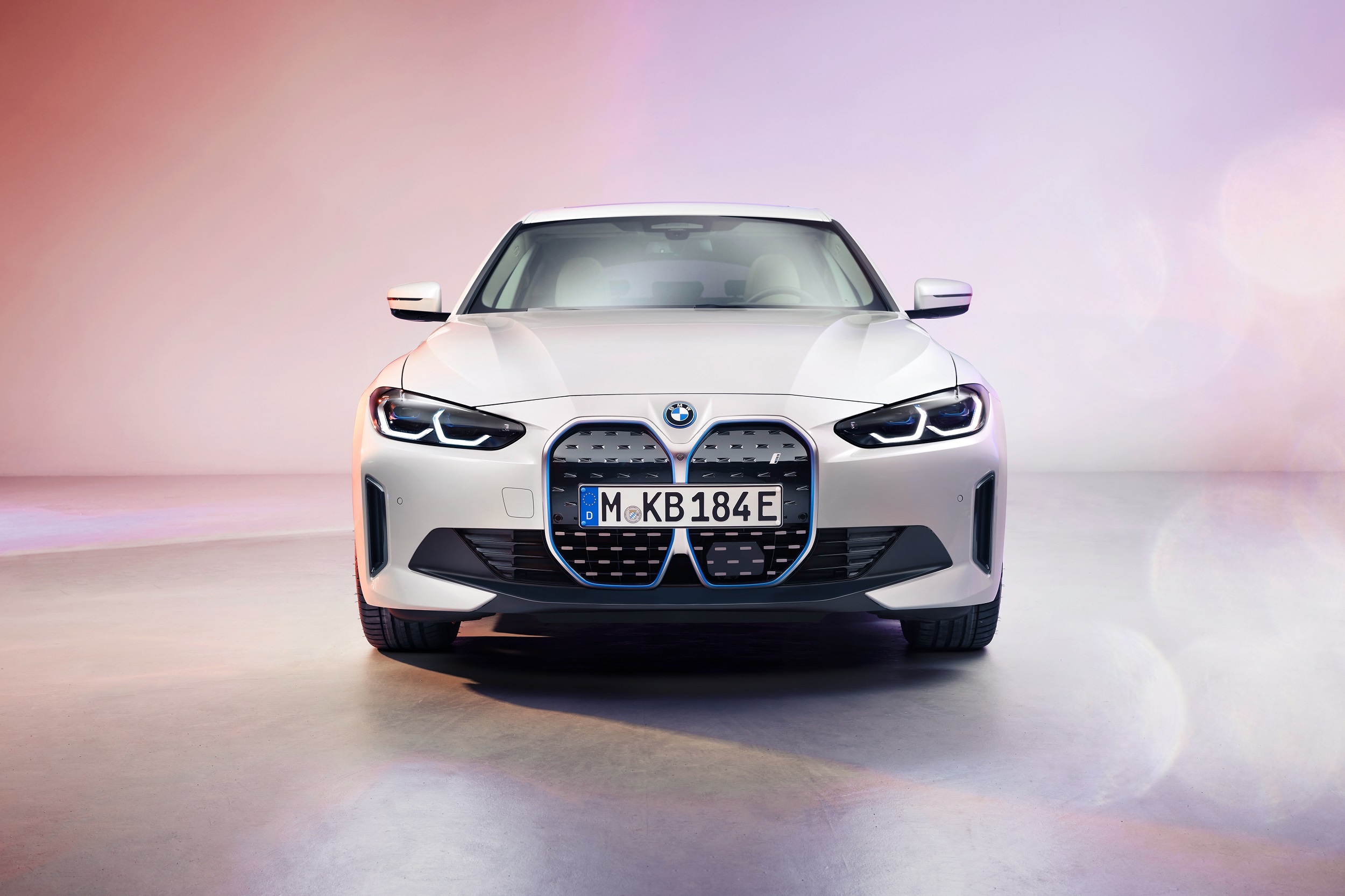 BMW تكشف عن سيارة i4 الكهربائية